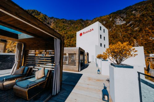周末最火耍法 去阿坝州这个神仙地方,独享无边温泉,赏雪山彩林