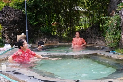 时值初冬,游客在绥阳县温泉镇享受地热温泉. 王婵娟 摄.jpg
